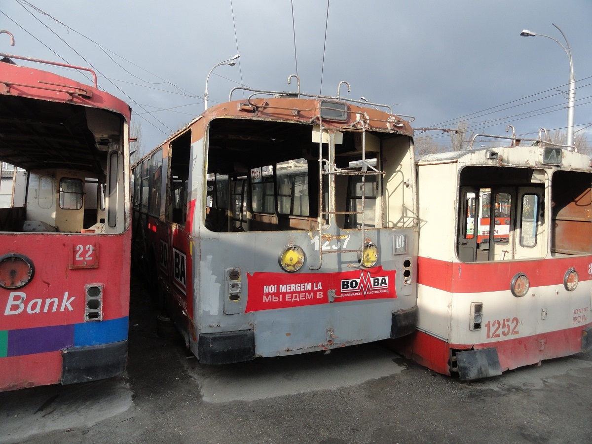 Кишинёв, ЗиУ-682В-012 [В0А] № 1237; Кишинёв, ЗиУ-682Г [Г00] № 1252