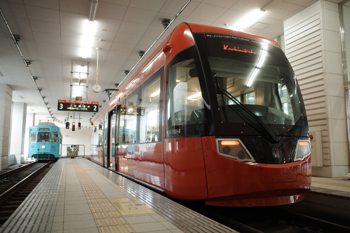 Такаока, Nippon Sharyō № 7073; Такаока, Niigata/Bombardier MLRV1000 № MLRV1001