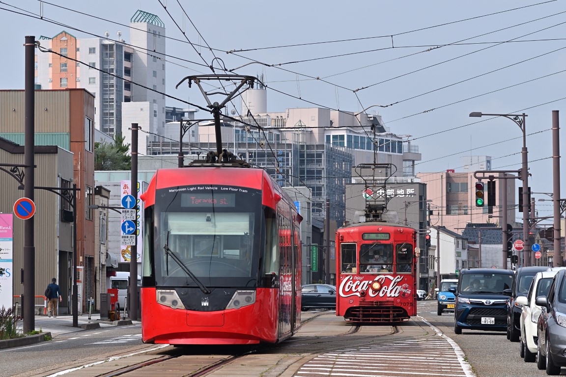 Такаока, Niigata/Bombardier MLRV1000 № MLRV1004; Такаока, Nippon Sharyō № 7075