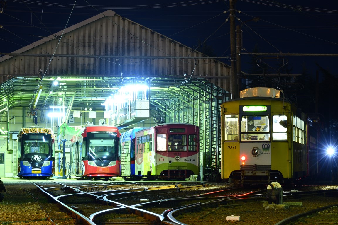 Такаока, Niigata/Bombardier MLRV1000 № MLRV1005; Такаока, Niigata/Bombardier MLRV1000 № MLRV1002; Такаока, Nippon Sharyō № 7076; Такаока, Nippon Sharyō № 7071