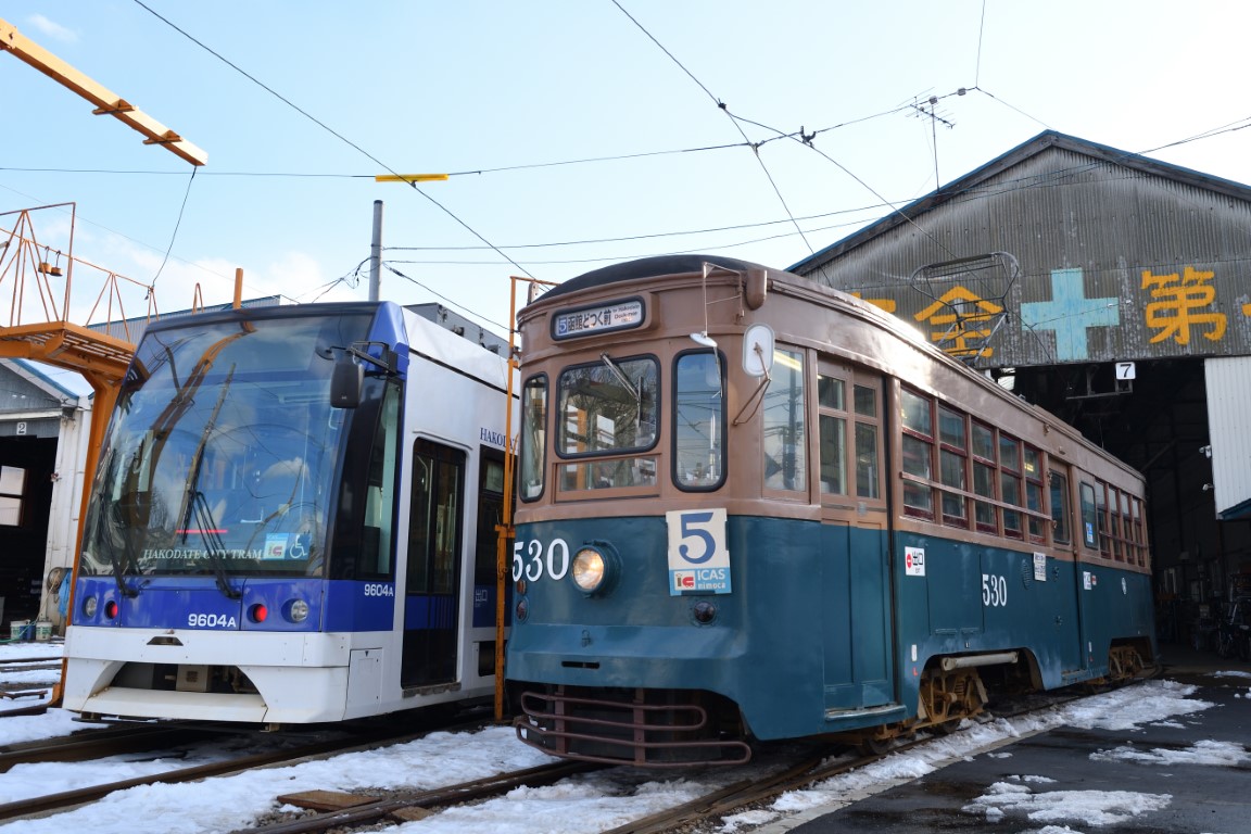 Хакодате, Little Dancer C № 9604; Хакодате, Nippon Sharyō Hakodate series 500 № 530