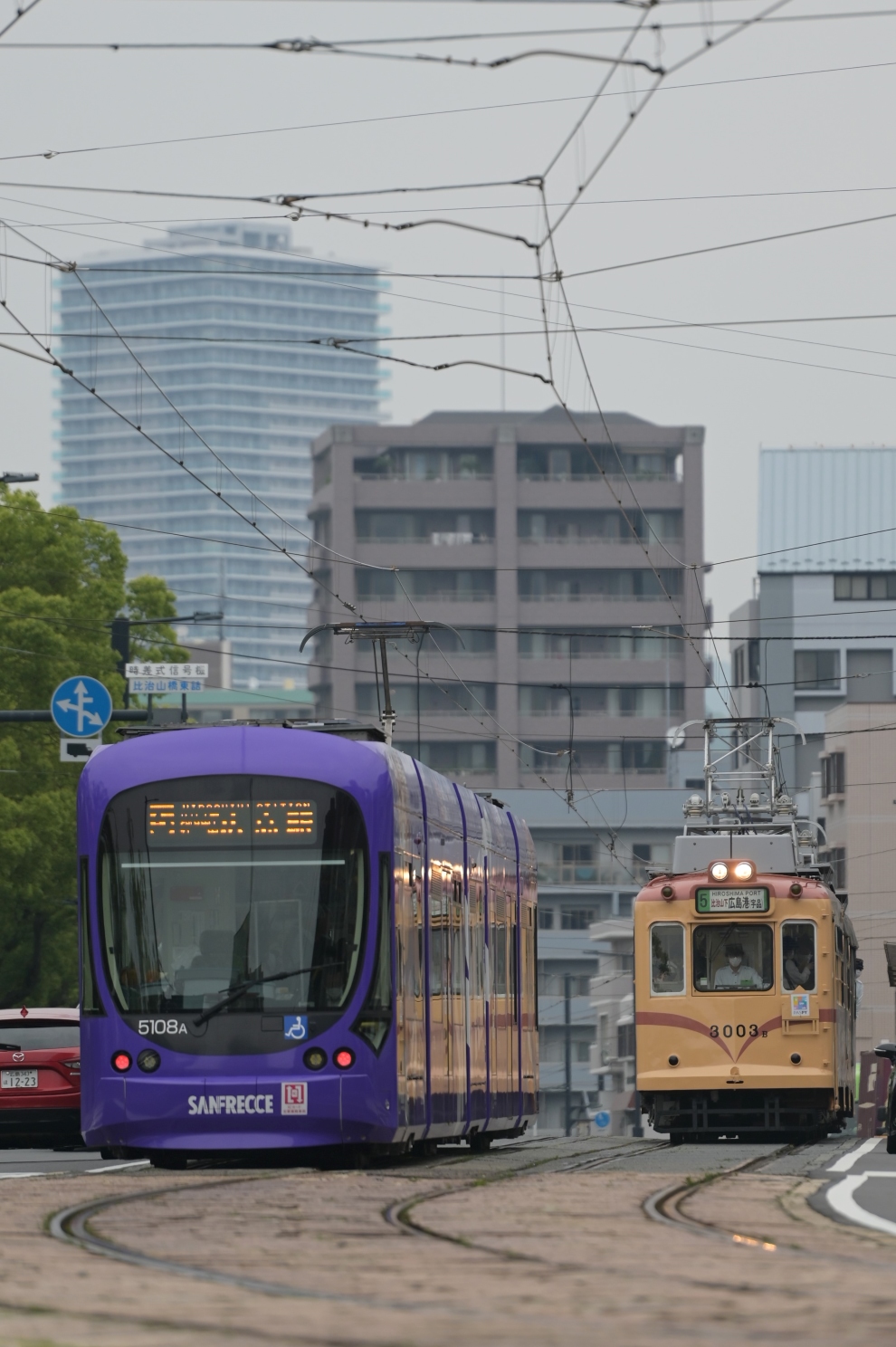 Хиросима, Hiroshima 3000 series № 3003; Хиросима, Green Mover Max Hiroshima series 5100 № 5108