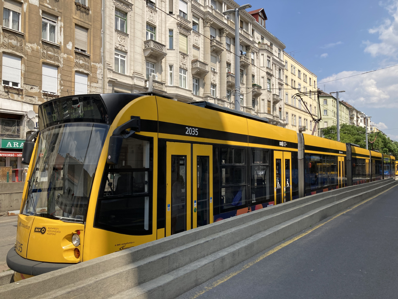 Budapest, Siemens Combino Supra NF12B Nr. 2035