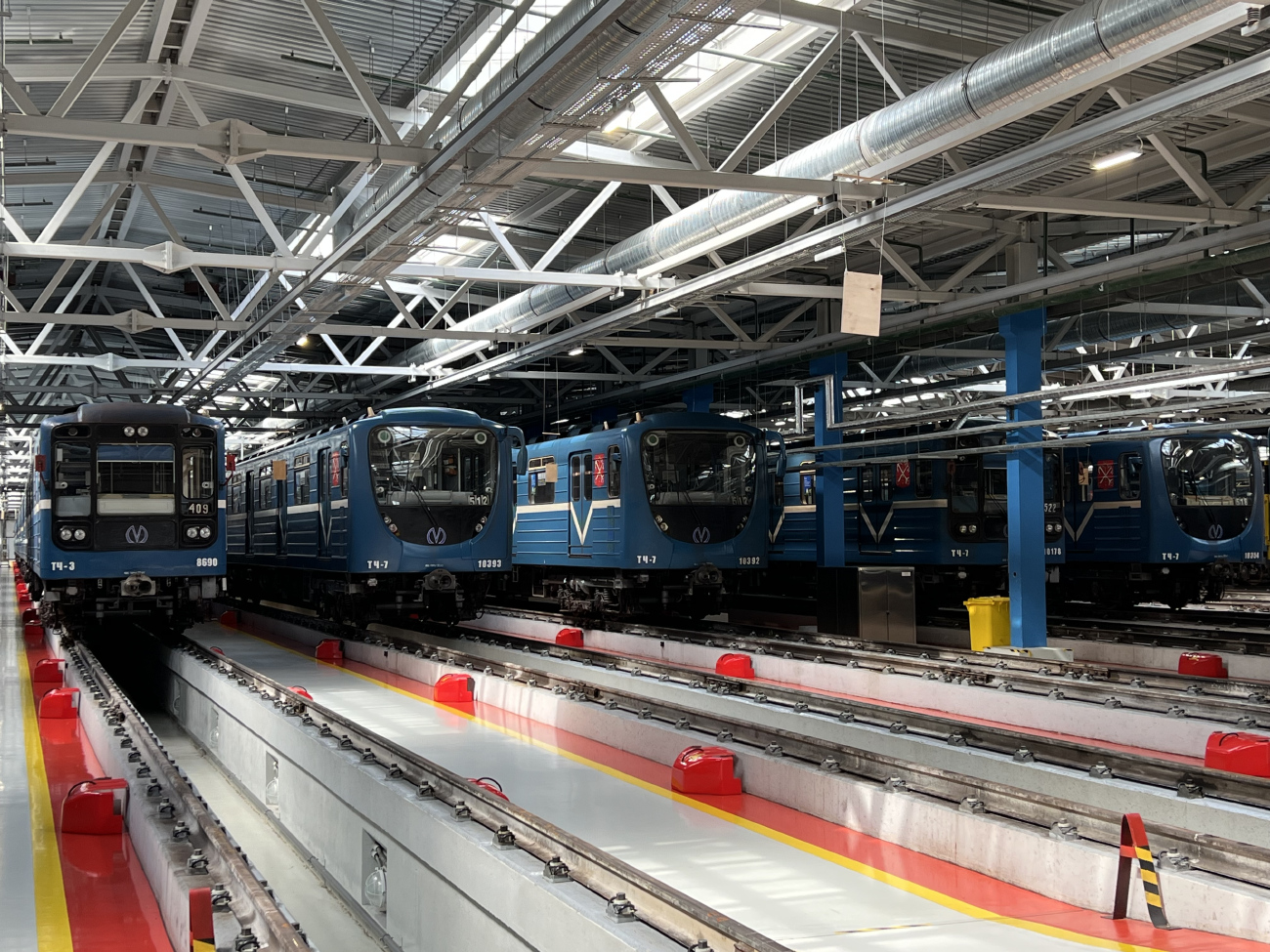 Санкт-Петербург, 81-717 (ЛВЗ) № 8690; Санкт-Петербург, 81-540.2 № 10393; Санкт-Петербург, 81-540.2 № 10392; Санкт-Петербург, 81-717.5 (ЛВЗ/ВМ) № 10178; Санкт-Петербург, 81-540.2 № 10354