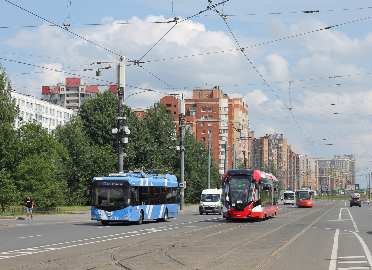 Санкт-Петербург, БКМ 32100D № 2117; Санкт-Петербург, 71-923М «Богатырь-М» № 7813