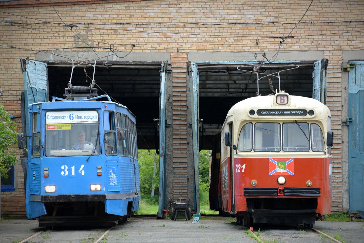 Владивосток, 71-605А № 314; Владивосток, РВЗ-6М2 № 221; Владивосток — Тематические трамваи