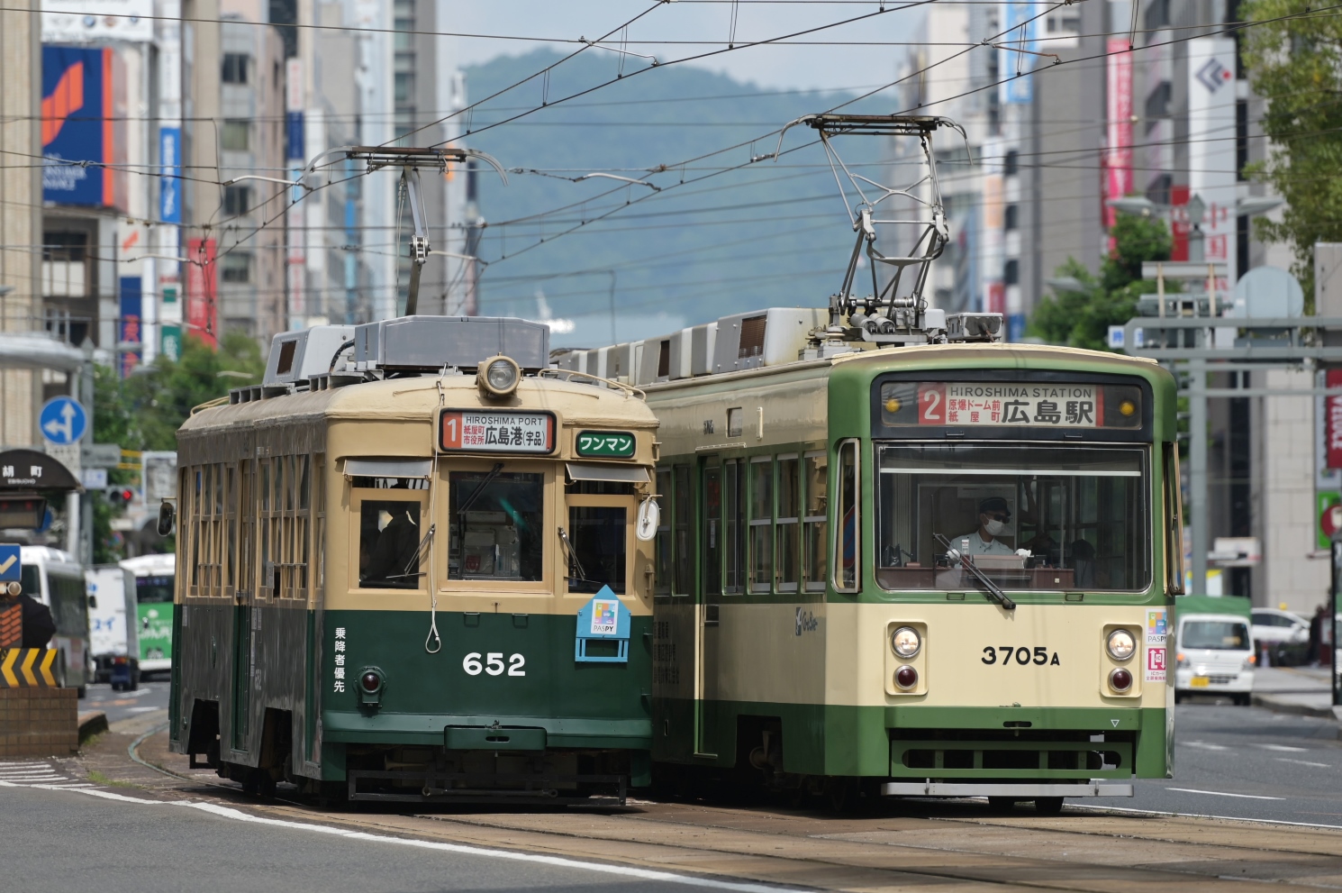 Hiroshima, Hiroshima 650 series № 652; Hiroshima, Green Liner Hiroshima series 3700 № 3705