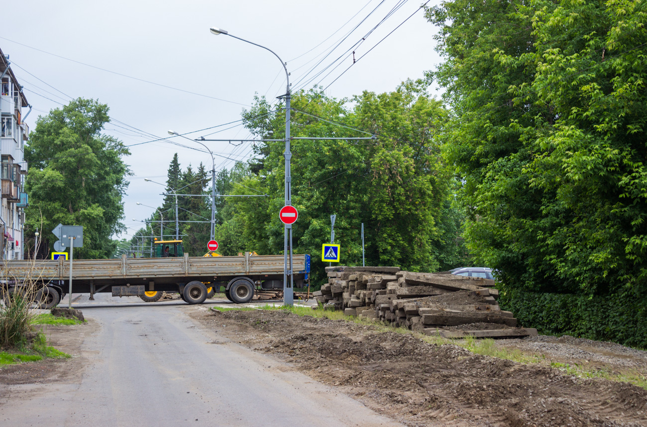 Tomsk — Repairs of tram tracks and catenary