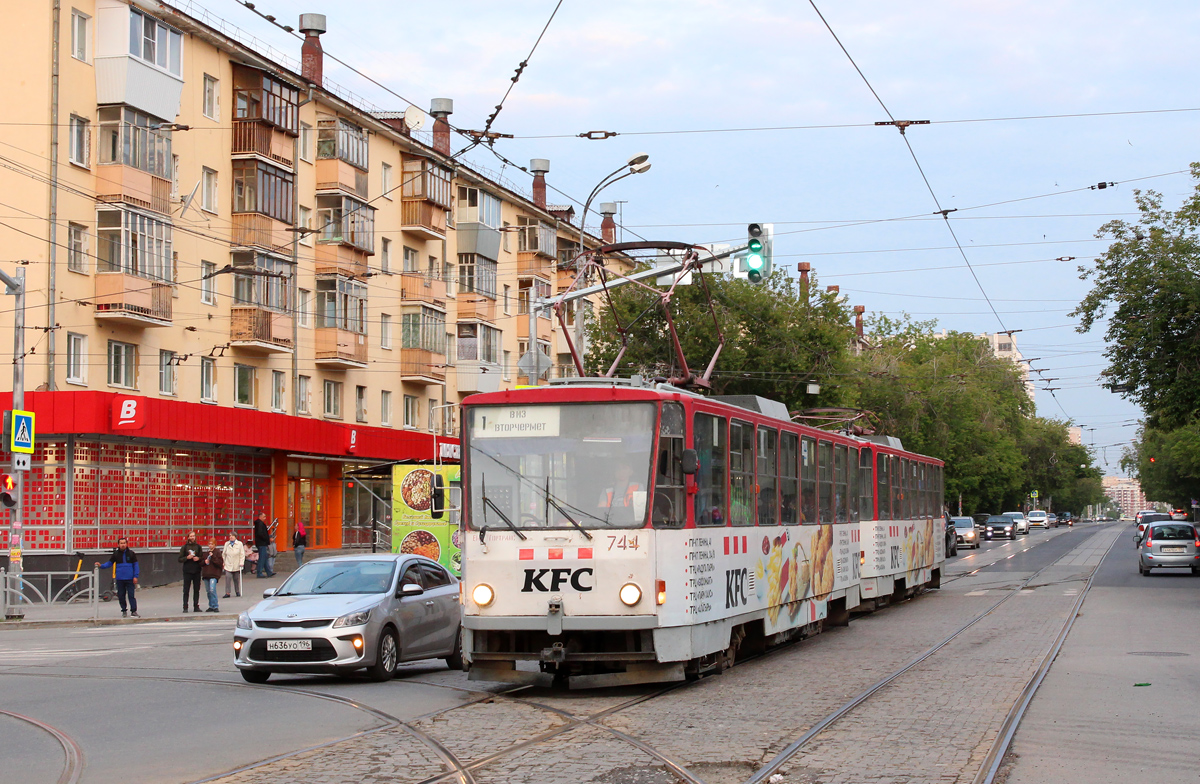 Jekaterynburg, Tatra T6B5SU Nr 744