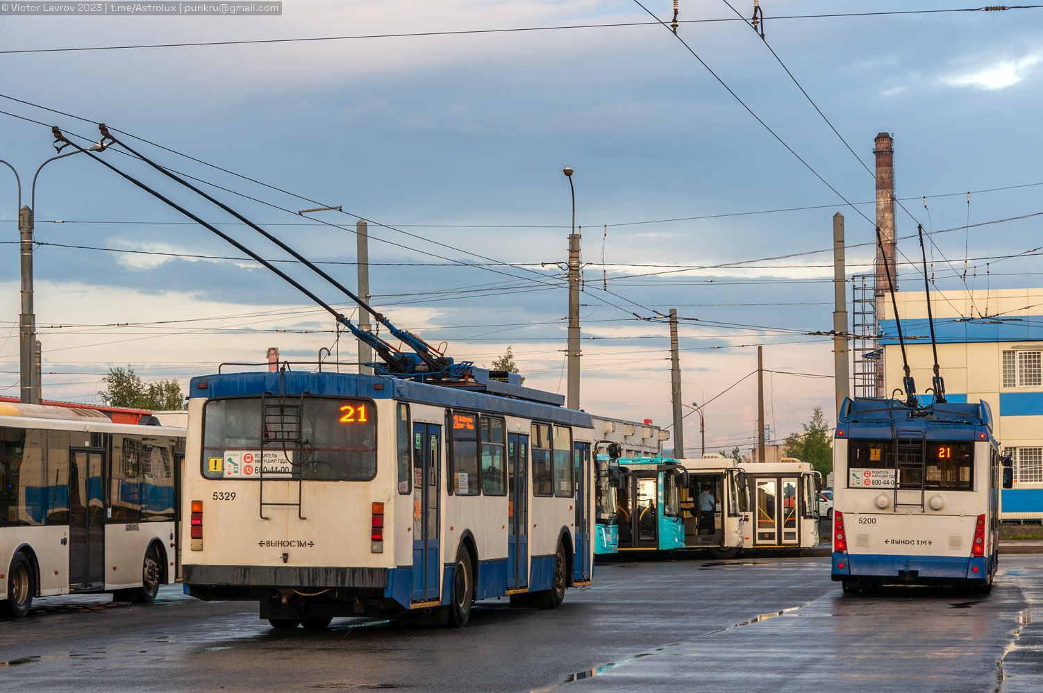 Санкт-Петербург, ВМЗ-5298-22 № 5329; Санкт-Петербург, Тролза-5265.00 «Мегаполис» № 5200
