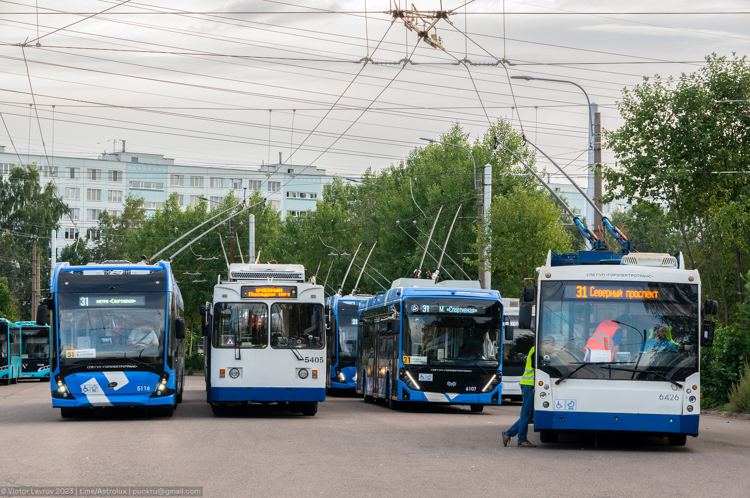 Saint-Pétersbourg, VMZ-6215.01 “Premier” N°. 5116; Saint-Pétersbourg, MTrZ-6223-0000010 N°. 5405; Saint-Pétersbourg, BKM 32100D «Olgerd» N°. 6107; Saint-Pétersbourg, Trolza-5265.00 “Megapolis” N°. 6426
