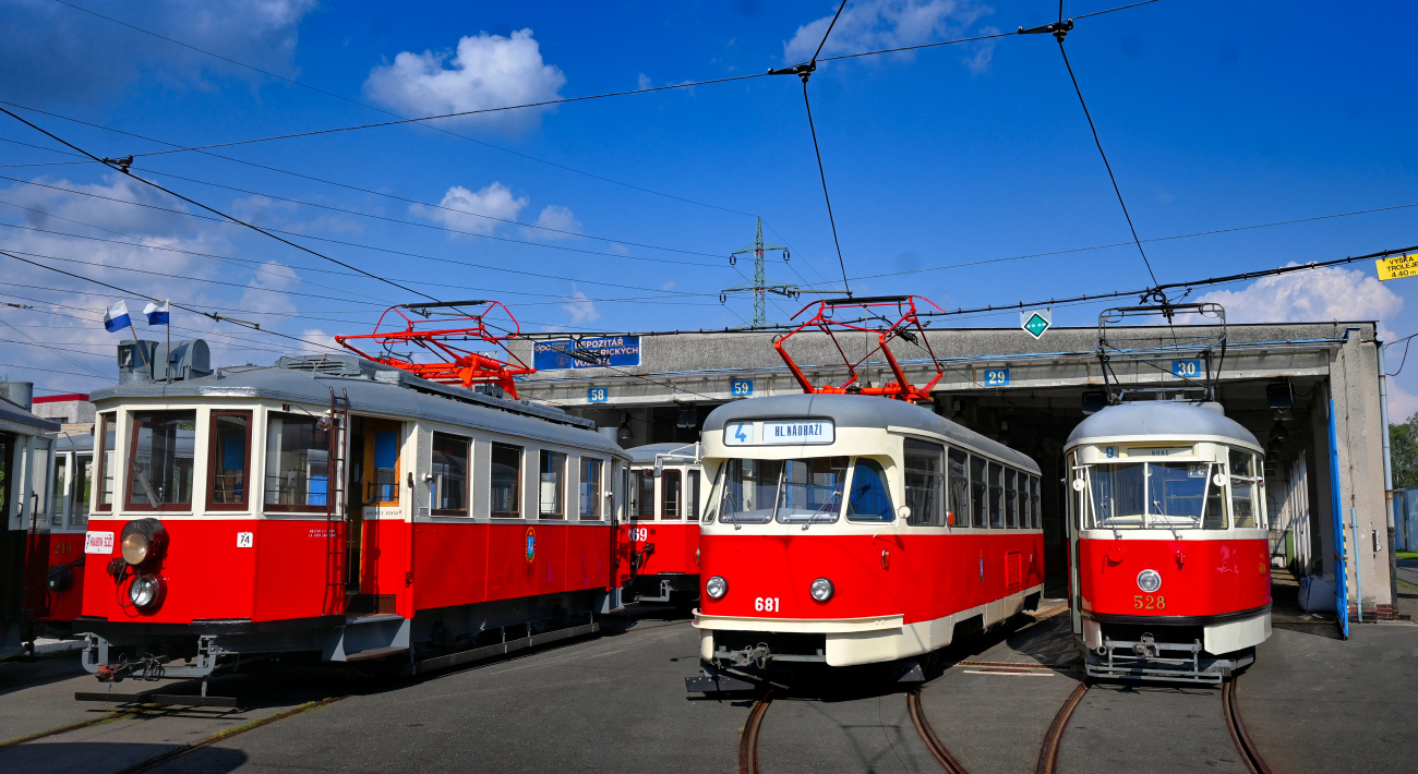 Ostrava, Vítkovice 2-axle motor car Nr. 94; Ostrava, Tatra T2 Nr. 681; Ostrava, Tatra T1 Nr. 528