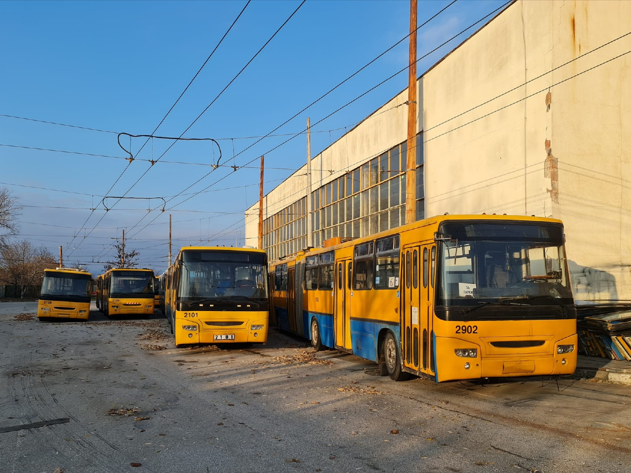 София, Ikarus 280.92F № 2101; София, Ikarus 280.92F № 2902 София, Ikarus 280.92F № 2101; София, Ikarus 280.92F № 2902
