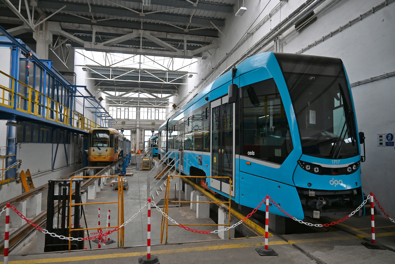 Ostrawa, Stadler Tango NF2 Nr 1717; Ostrawa — Škoda Ekova