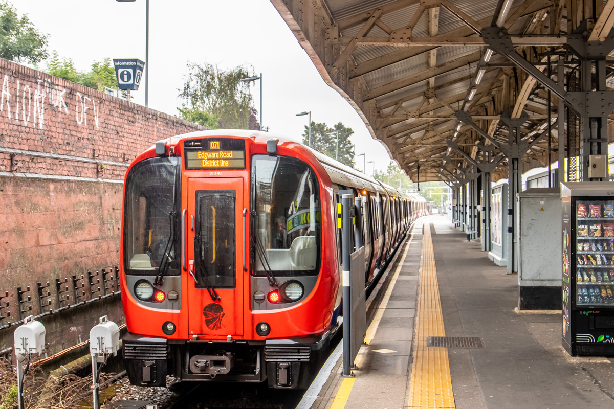Лондон, Bombardier London Underground S7 Stock № 391
