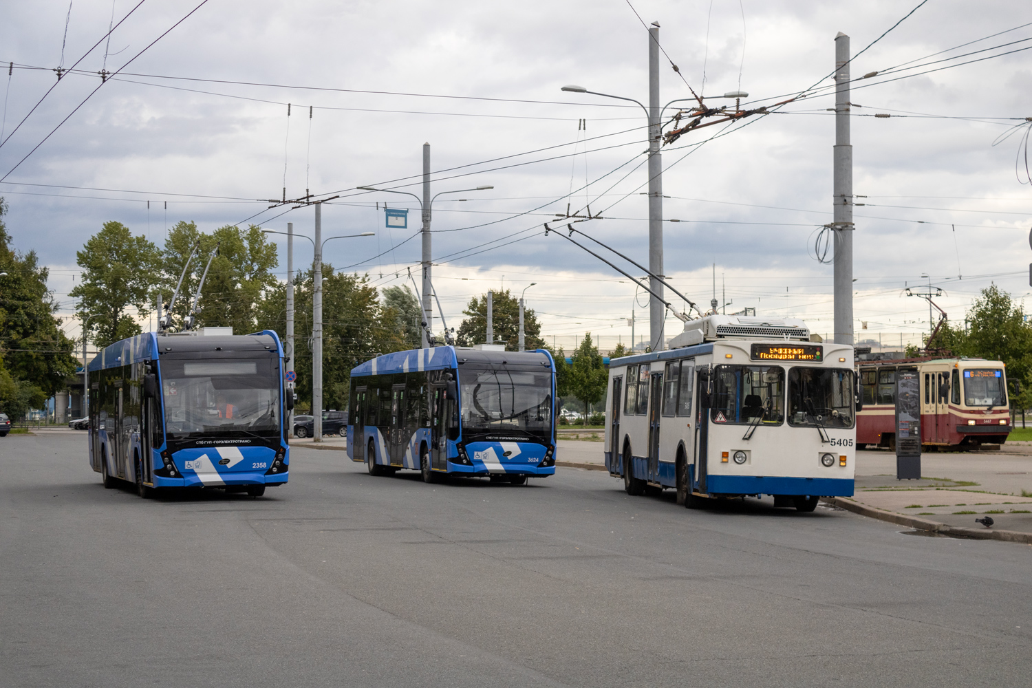 Saint-Petersburg, VMZ-5298.01 “Avangard” č. 2358; Saint-Petersburg, VMZ-5298.01 “Avangard” č. 3624; Saint-Petersburg, MTrZ-6223-0000010 č. 5405