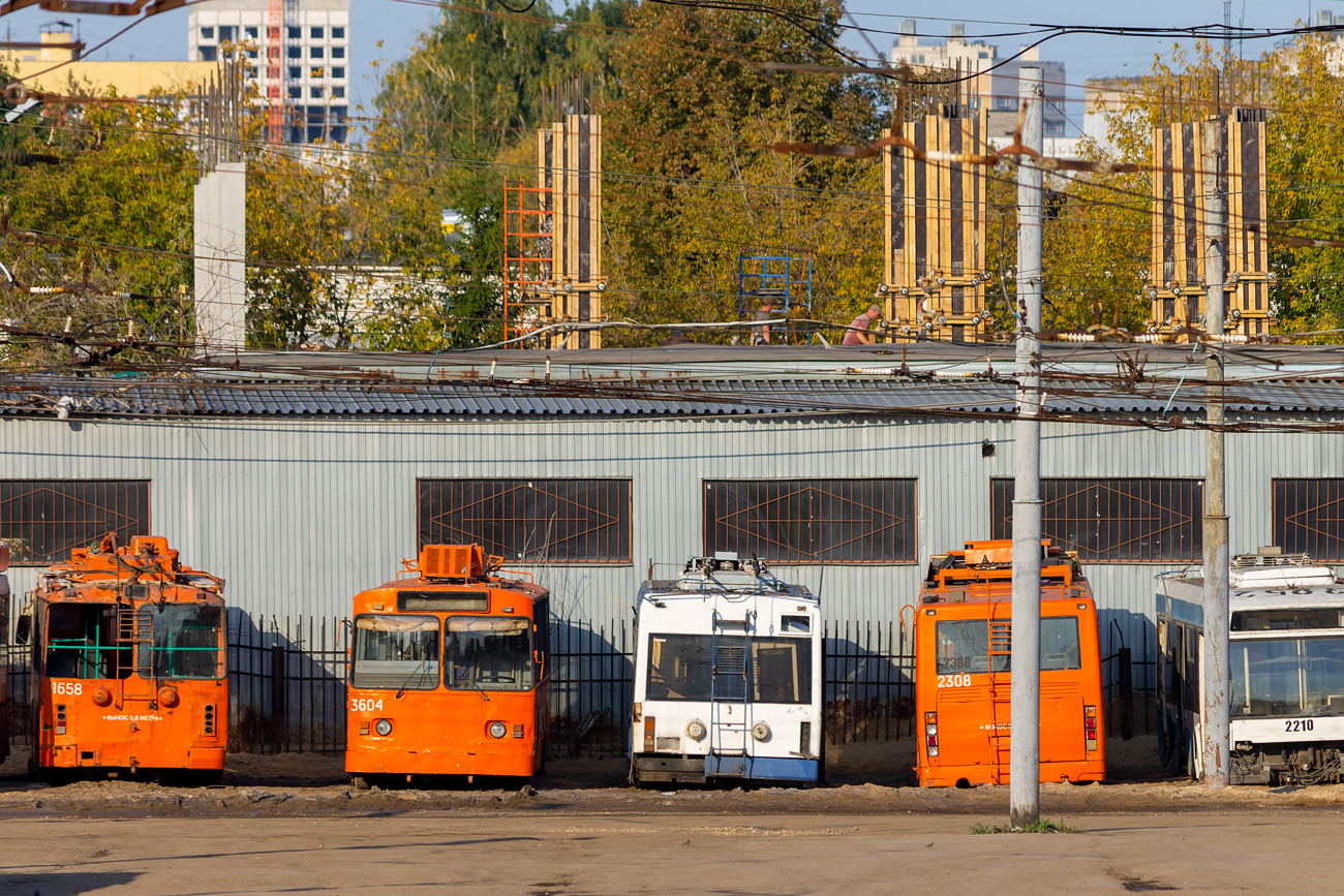 Nischni Nowgorod, ZiU-682G-016.03 Nr. 1658; Nischni Nowgorod, Nizhtroll (ZiU-682V) Nr. 3604; Nischni Nowgorod, SVARZ-6235.01 (BKM 32100M) Nr. 2221 Nischni Nowgorod, ZiU-682G-016.03 Nr. 1658; Nischni Nowgorod, Nizhtroll (ZiU-682V) Nr. 3604; Nischni Nowgorod, SVARZ-6235.01 (BKM 32100M) Nr. 2221