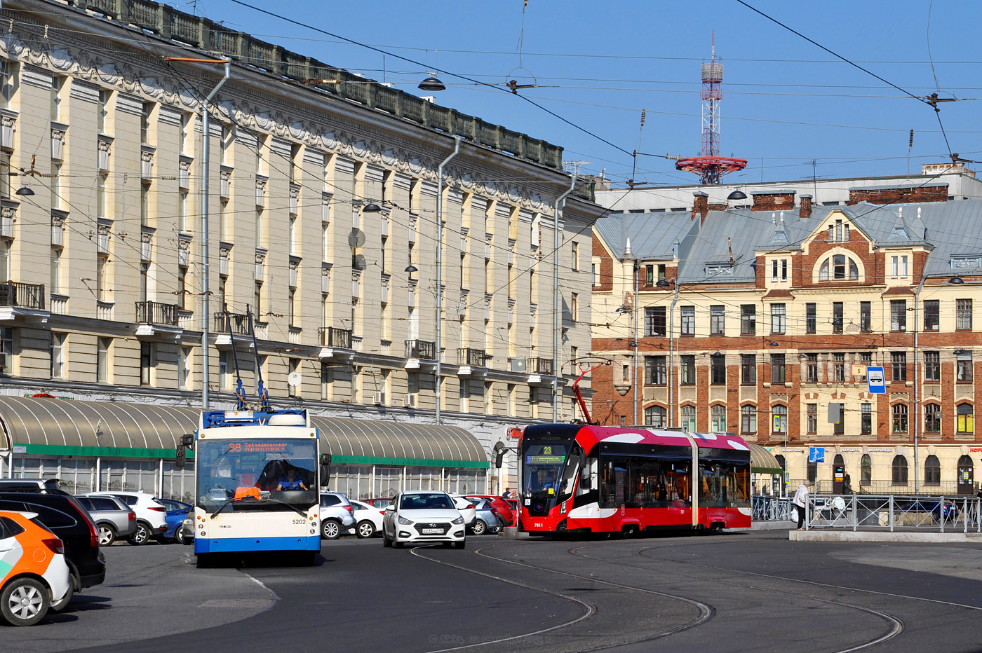 Санкт-Петербург, Тролза-5265.00 «Мегаполис» № 5202; Санкт-Петербург, 71-923М «Богатырь-М» № 7811