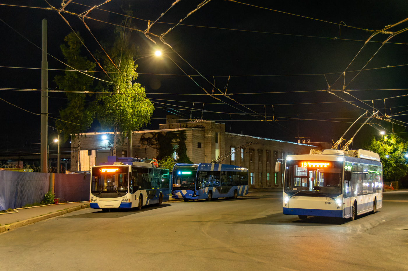 Saint-Petersburg, VMZ-5298.01 “Avangard” Br. 5362; Saint-Petersburg, Trolza-5265.00 “Megapolis” Br. 5209