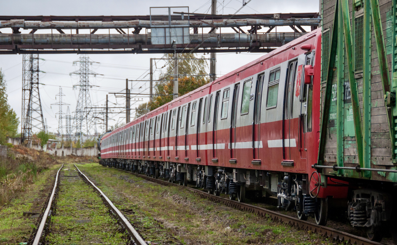 Saint-Pétersbourg, 81-722.1 N°. 22040; Saint-Pétersbourg — Metro — Transport of subway cars by railway