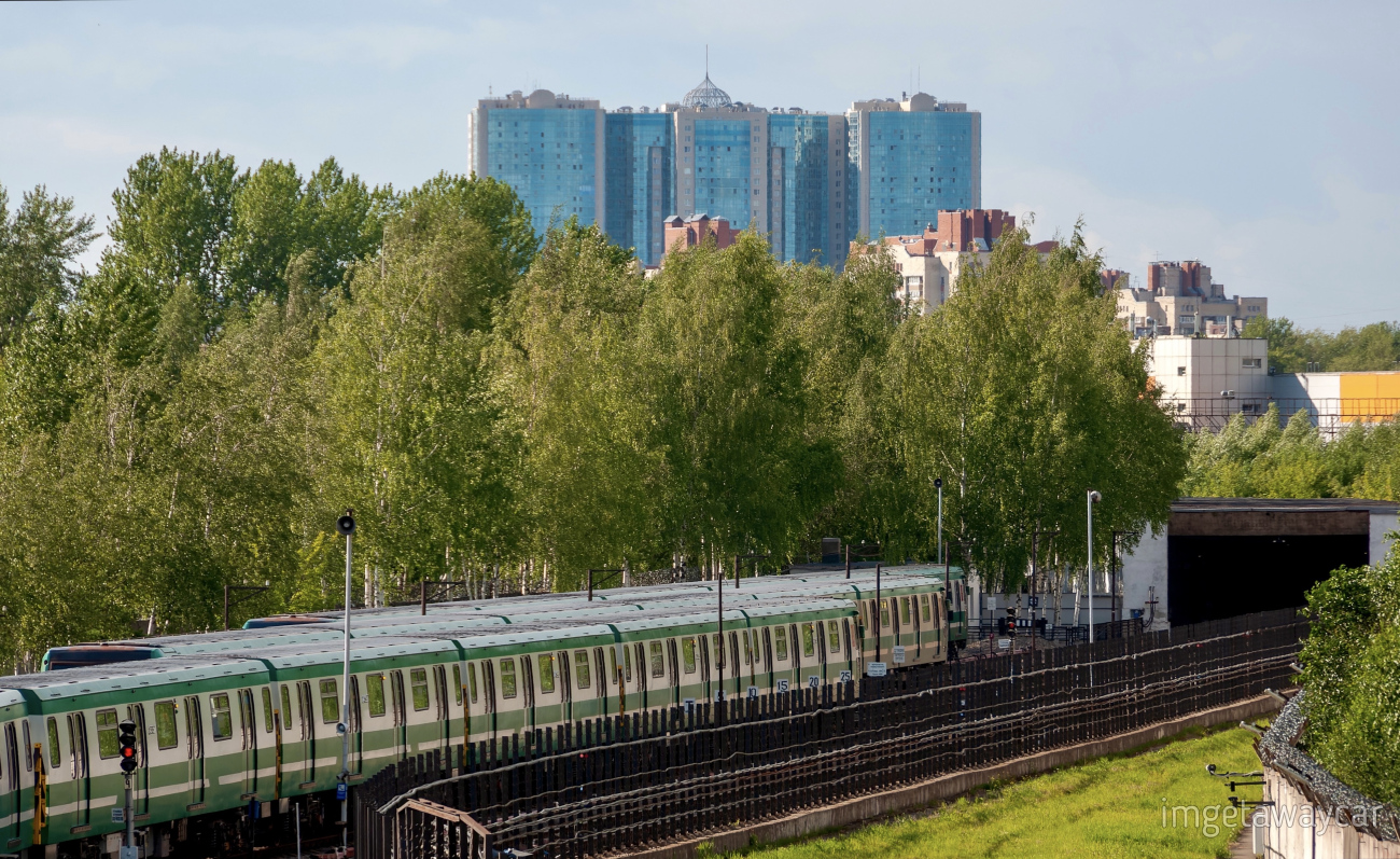 Санкт-Петербург, 81-723.3 (МВМ) № 23137; Санкт-Петербург, 81-724.3 (МВМ) № 24097; Санкт-Петербург, 81-724.3 (МВМ) № 24098; Санкт-Петербург, 81-723.3 (МВМ) № 23138; Санкт-Петербург, 81-722.3 (МВМ) № 22098; Санкт-Петербург — Метрополитен — Подвижной состав — 81-722/723/724 «Юбилейный»