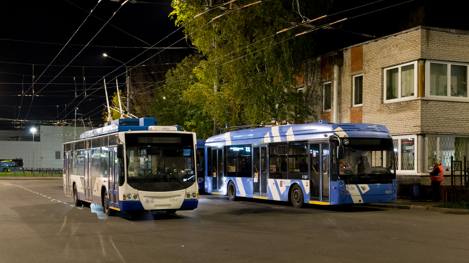 聖彼德斯堡, VMZ-5298.01 “Avangard” # 6841; 聖彼德斯堡, Trolza-5265.08 “Megapolis” # 6061