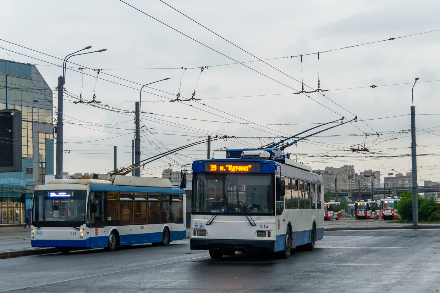 Sankt Peterburgas, Trolza-5265.00 “Megapolis” nr. 1338; Sankt Peterburgas, Trolza-5275.03 “Optima” nr. 1214
