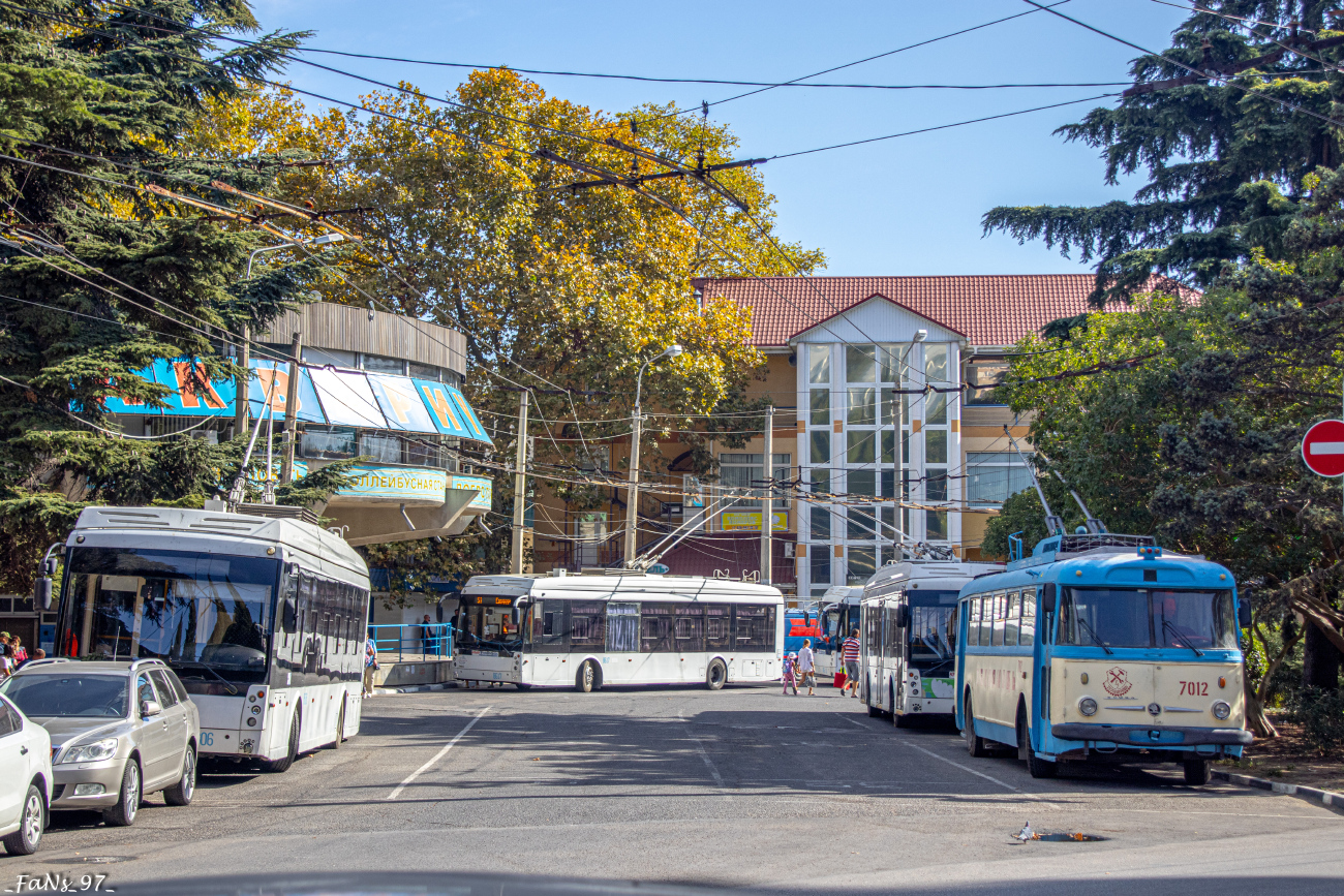 Trolleybus de Crimée, Trolza-5265.05 “Megapolis” N°. 8617; Trolleybus de Crimée, Škoda 9TrH27 N°. 7012