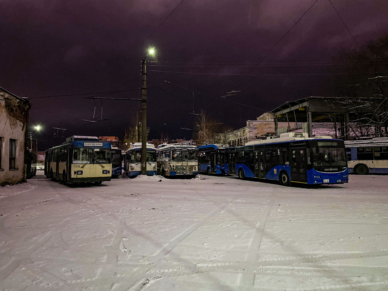 Петрозаводск, МТрЗ-6223-0000010 № 399; Петрозаводск, ВМЗ-5298.01 «Авангард» № 430