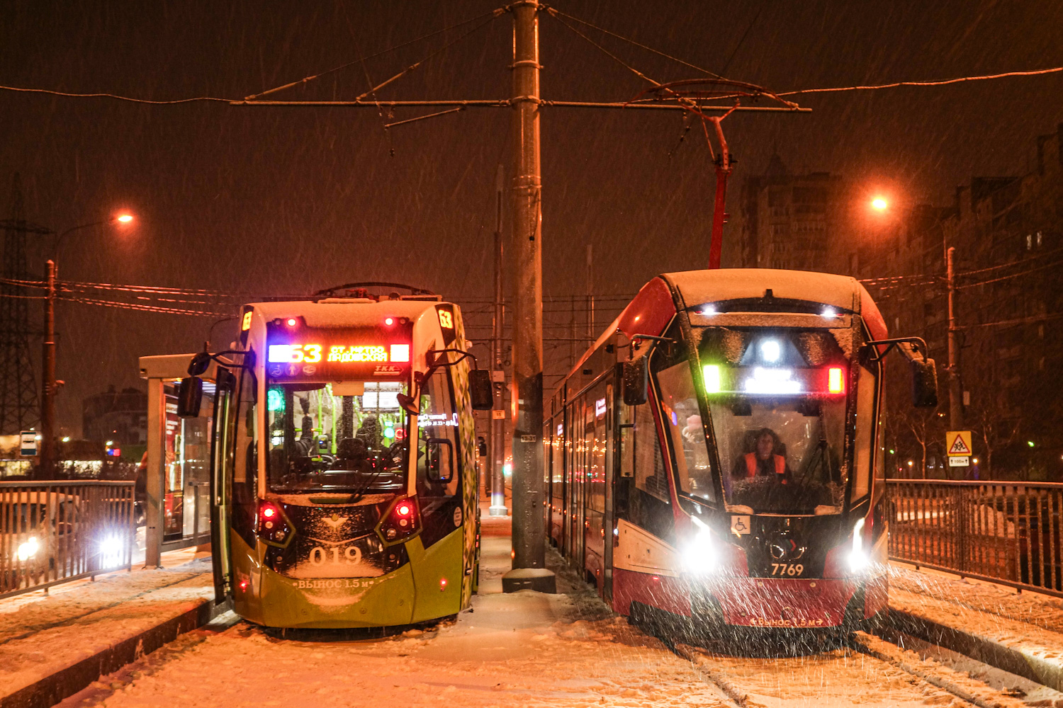 Saint-Petersburg, Stadler B85600M # 019; Saint-Petersburg, 71-932 “Nevskiy” # 7769