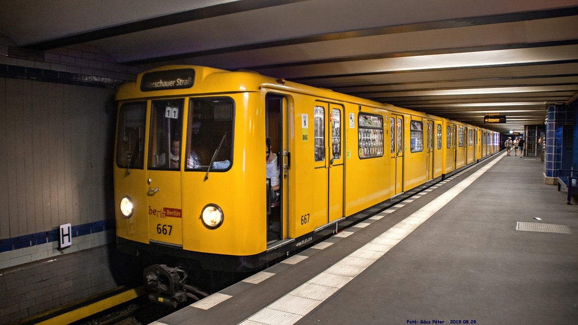 Берлин, BVG A3L71 № 667