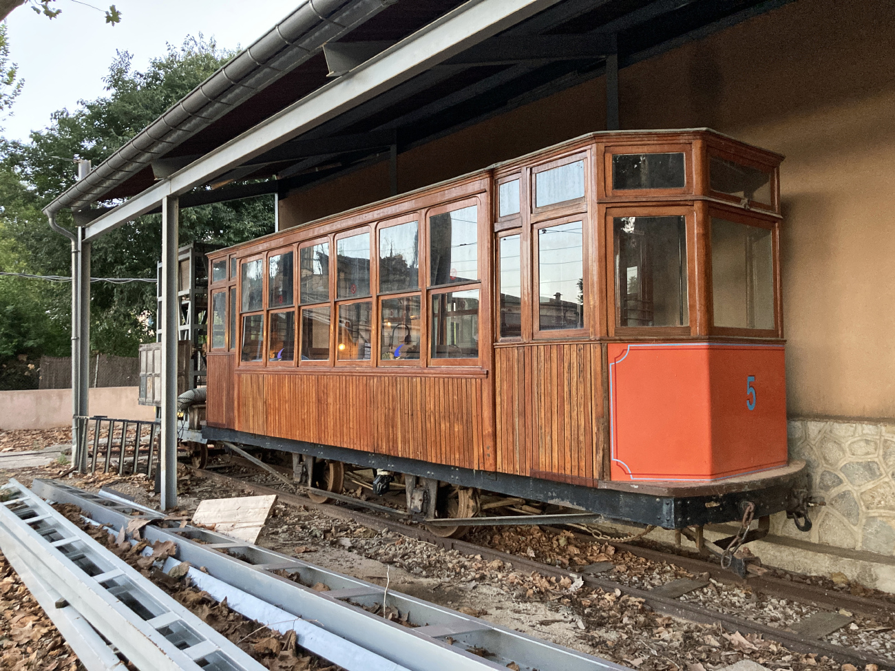 Сольер, Двухосный прицепной Carde y Escoriaza № 5; Сольер — Депо Ferrocarril de Sóller S.A. в Сольере