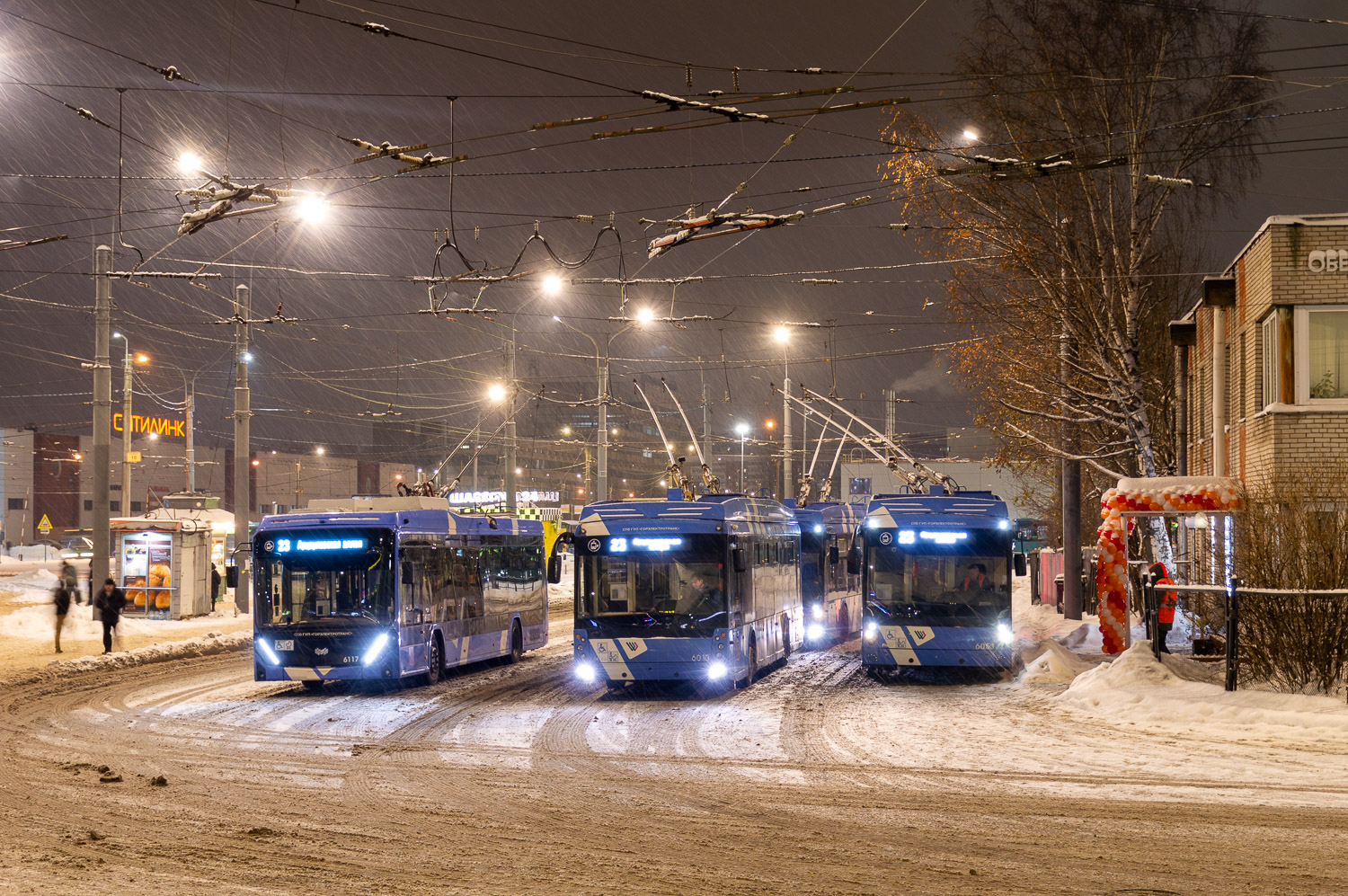 Санкт-Петербург, БКМ 32100D «Ольгерд» № 6117; Санкт-Петербург, Тролза-5265.08 «Мегаполис» № 6010; Санкт-Петербург, Тролза-5265.08 «Мегаполис» № 6053