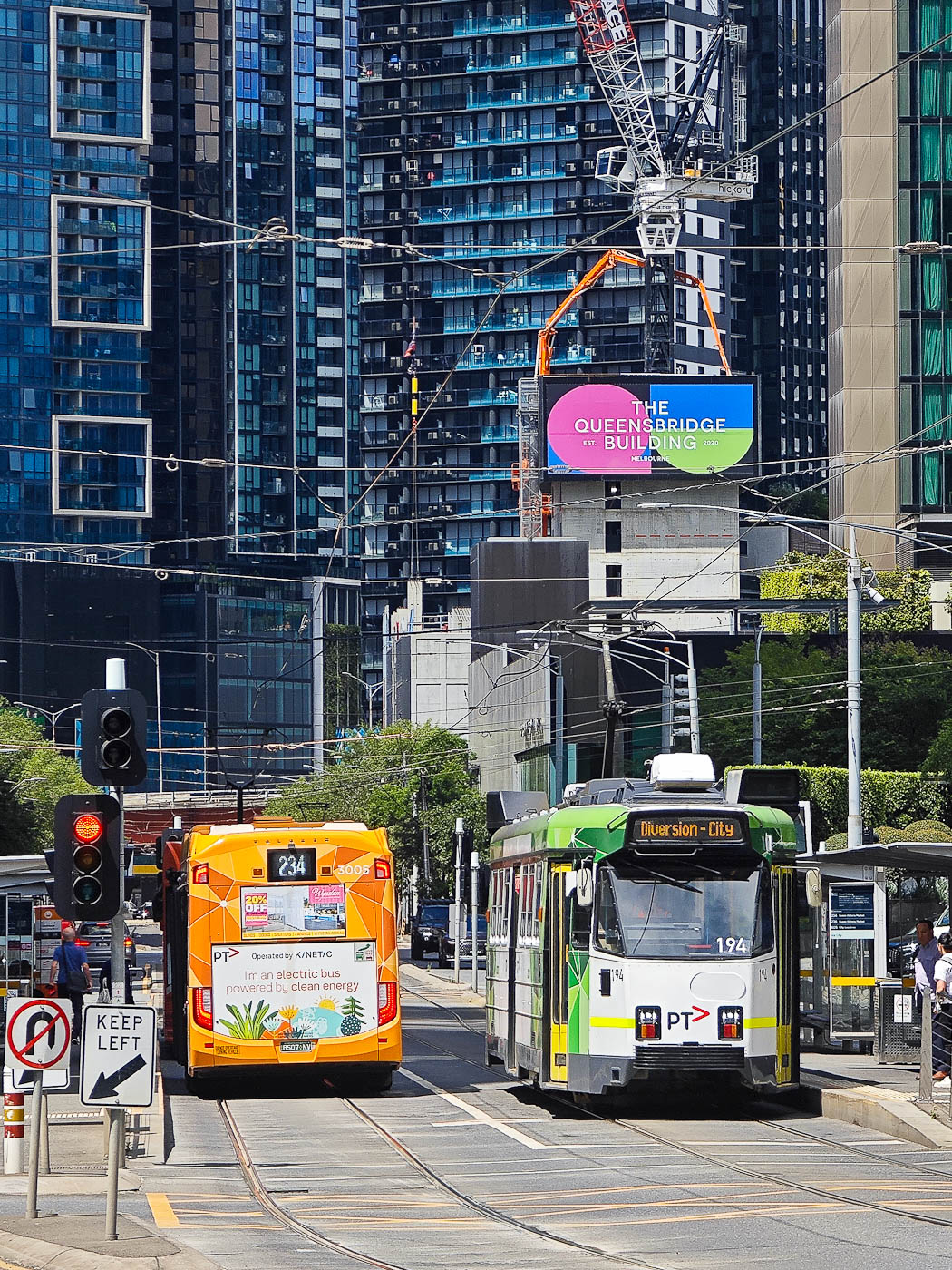 Мельбурн, Volgren Optimus № 3005; Мельбурн, Comeng Z3 Class № 194