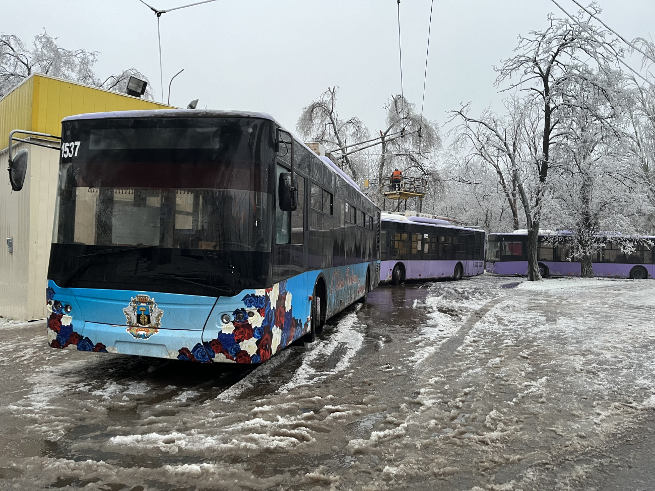 Donetsk, LAZ E183A1 # 1537; Donetsk — Freezing rain — 2023