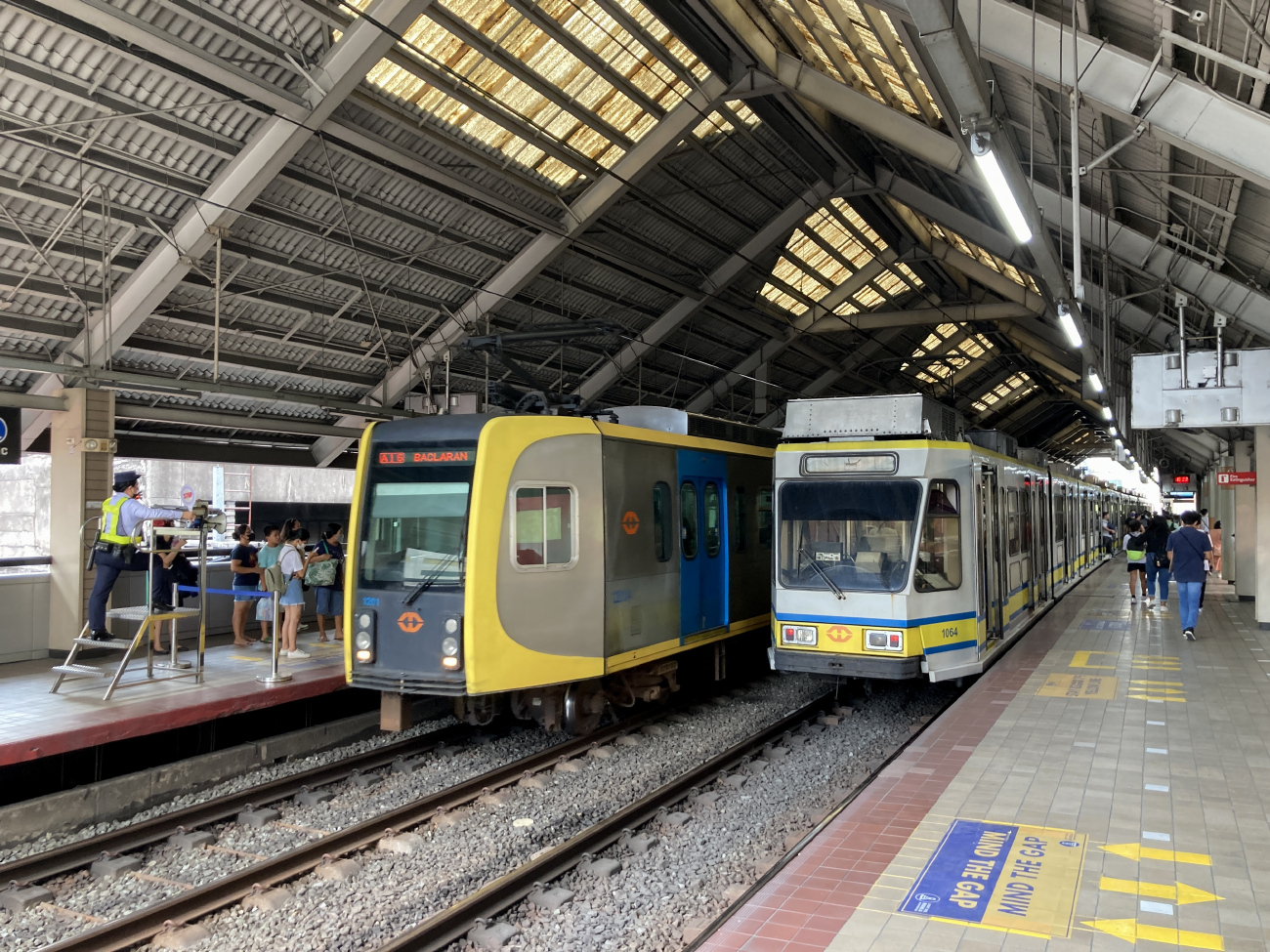 Манила, Kinki Sharyo/Nippon Sharyo Manila LRT-1 № 1201; Манила, BN LRV Manila № 1064
