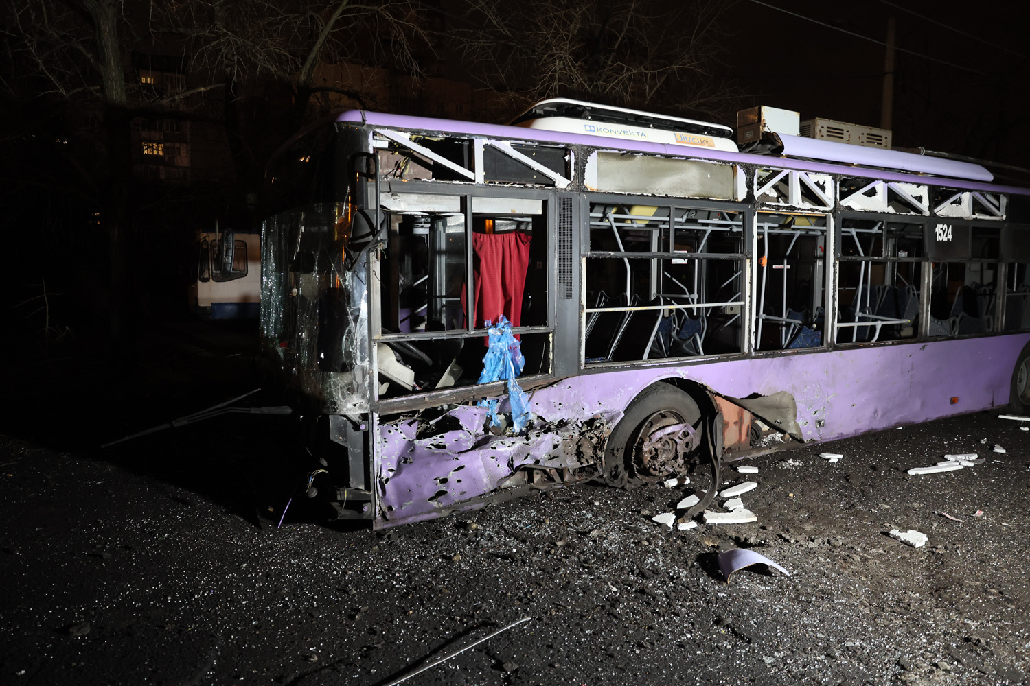 Донецк, ЛАЗ E183A1 № 1524; Донецк — Повреждения от военных действий