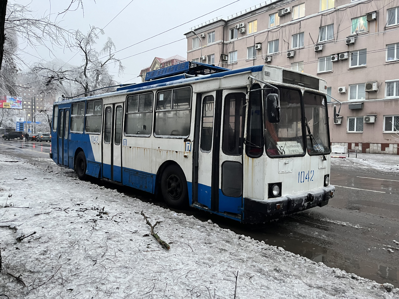 Донецк, ЮМЗ Т2 № 1042; Донецк — Ледяной дождь — 2023; Донецк — Разные троллейбусные фотографии