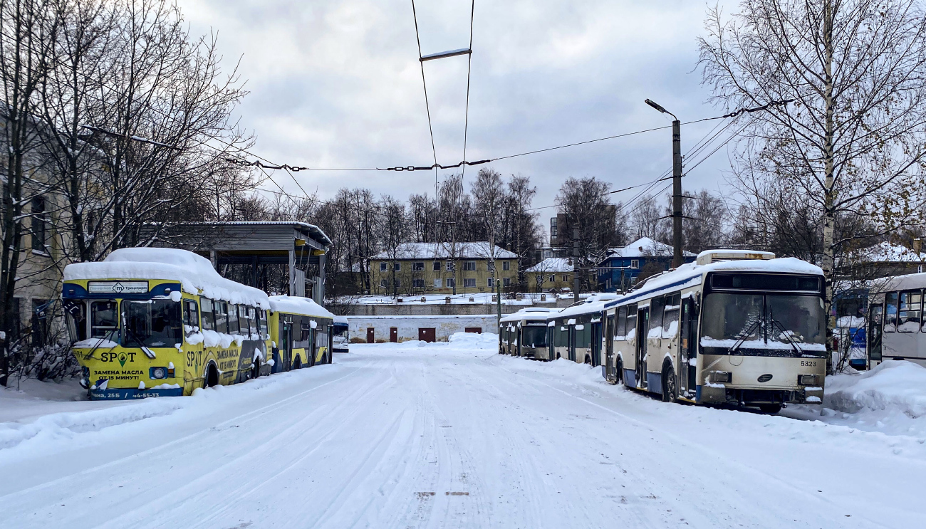 Петрозаводск, МТрЗ-6223-0000010 № 381; Петрозаводск, ВМЗ-52981 № 440