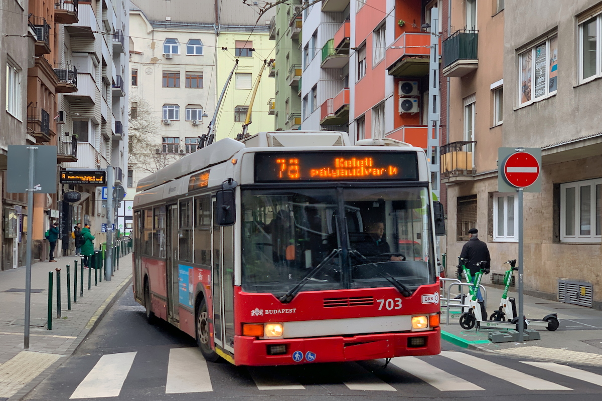Будапешт, Ikarus 412.81 № 703