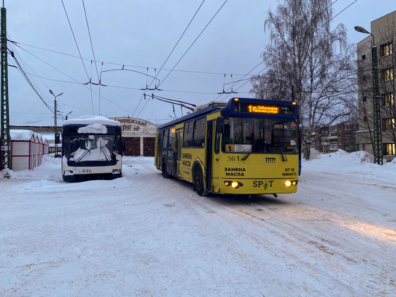 Петрозаводск, ВМЗ-5298.01 (ВМЗ-463) № 446; Петрозаводск, ЗиУ-682Г-016.02 № 361