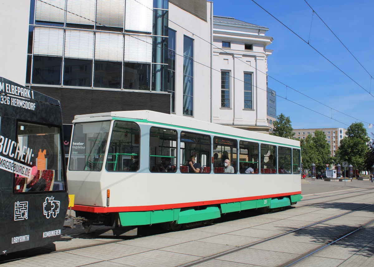 Magdeburg, Tatra B6A2M — 2211