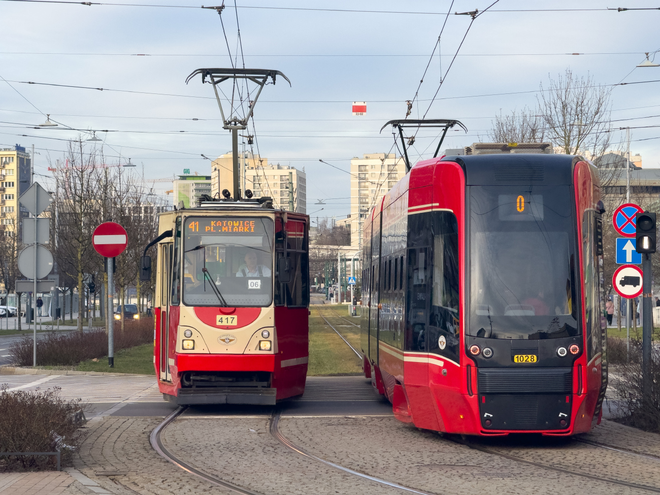 Metropolis GZM, Konstal 105Na № 417; Metropolis GZM, PESA Twist 2017N № 1028