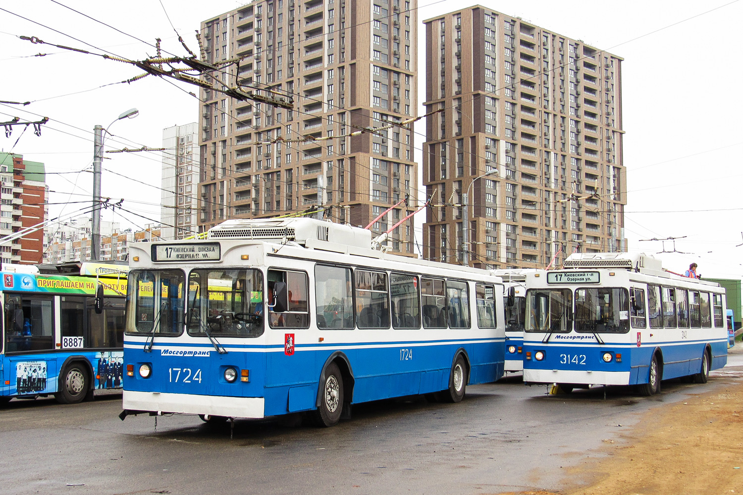 Москва, ЗиУ-682ГМ1 (с широкой передней дверью) № 1724; Москва, ЗиУ-682ГМ1 (с широкой передней дверью) № 3142