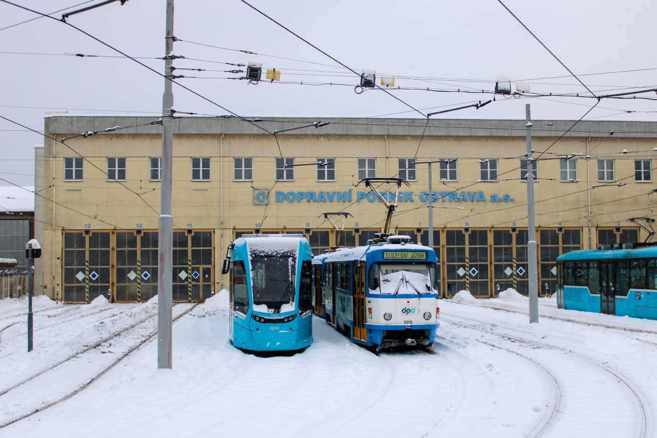 Ostrava, Stadler Tango NF2 Br. 1738; Ostrava, Tatra T3R.P Br. 1015