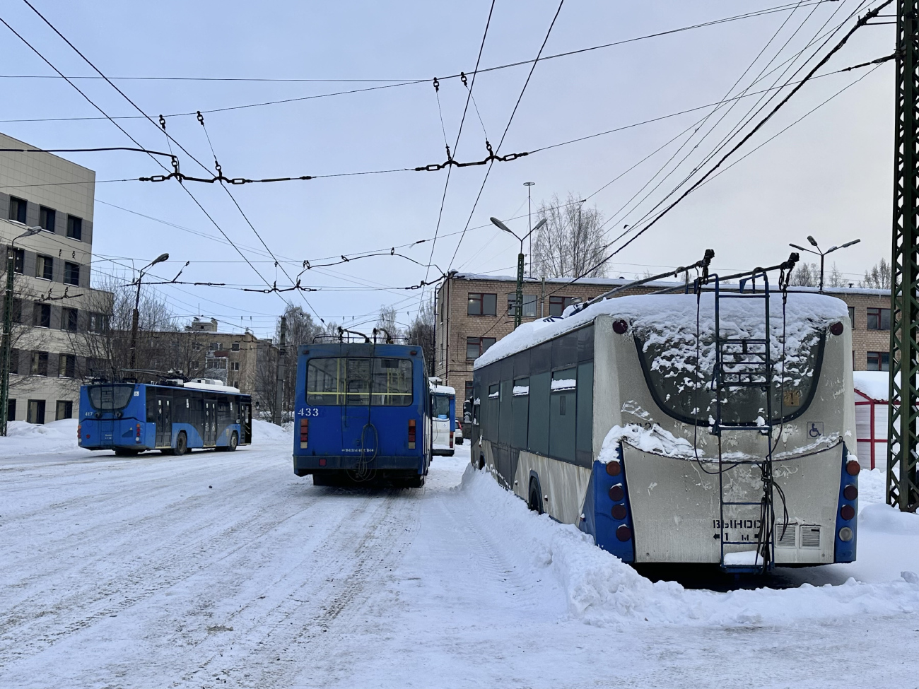 Petrozavodsk, VMZ-5298-22 č. 433; Petrozavodsk, VMZ-5298.01 “Avangard” č. 452