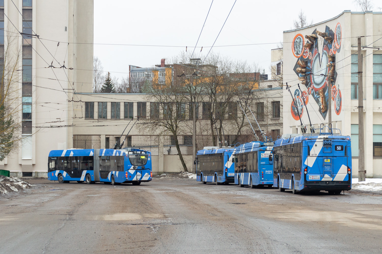 სანქტ-პეტერბურგი, VMZ-6215.01 “Premier” № 5116; სანქტ-პეტერბურგი, BKM 32100D «Olgerd» № 6119