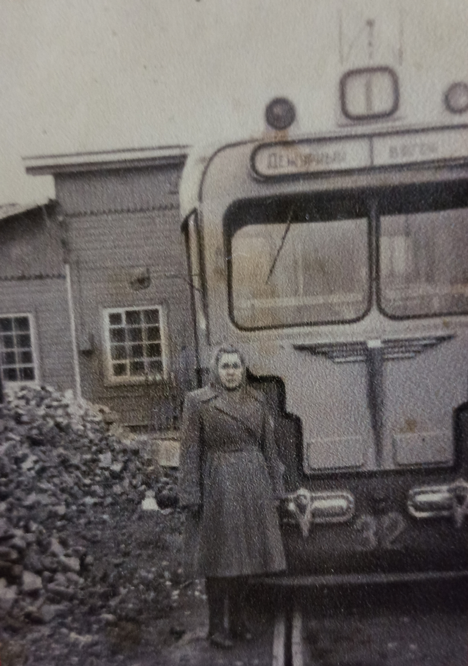 Smolensk, MTV-82 Nr. 32; Electric transport employees; Smolensk — Historical photos (1945 — 1991)