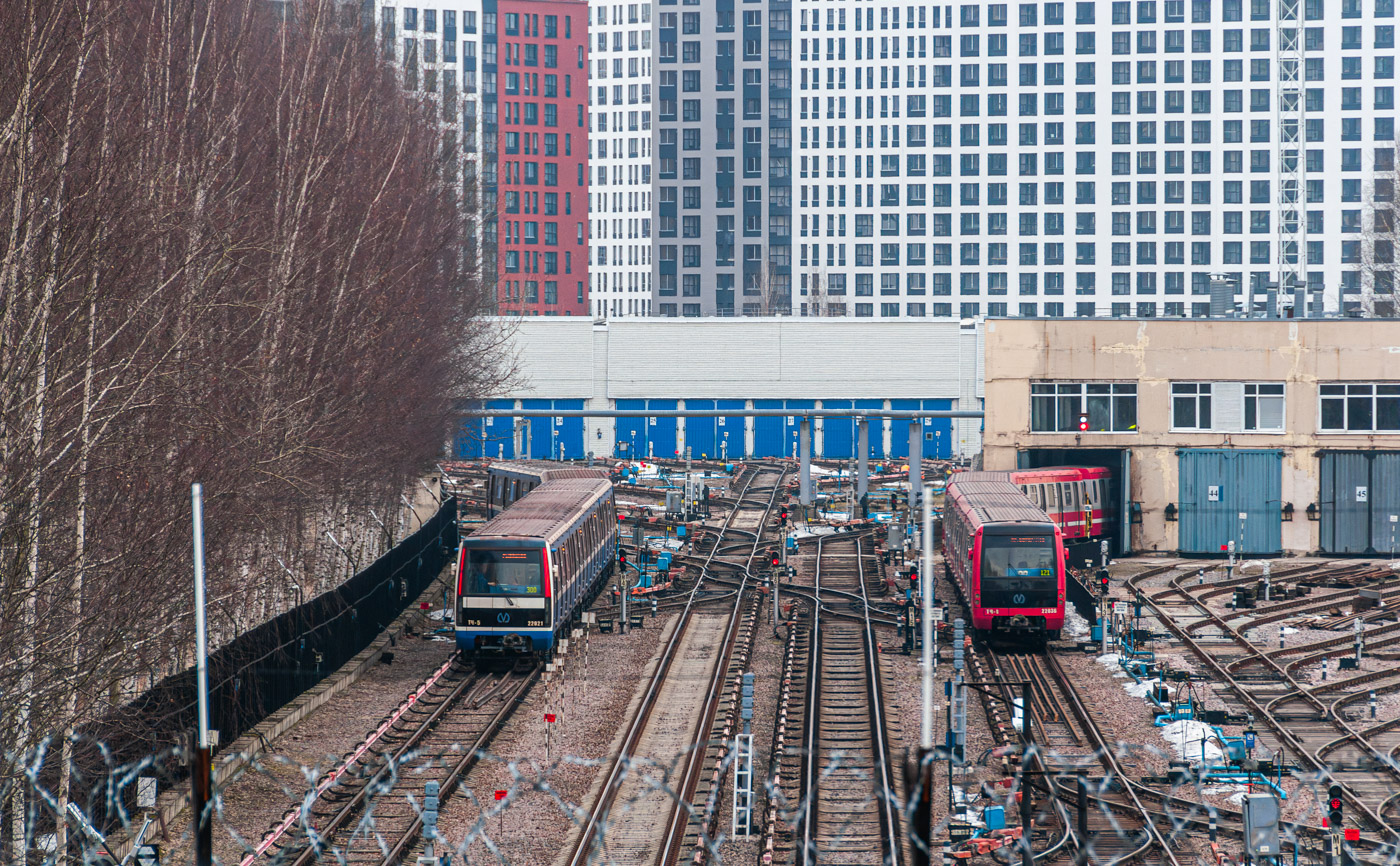 Санкт-Петербург, 81-722 «Юбилейный» № 22021; Санкт-Петербург, 81-722.1 № 22038