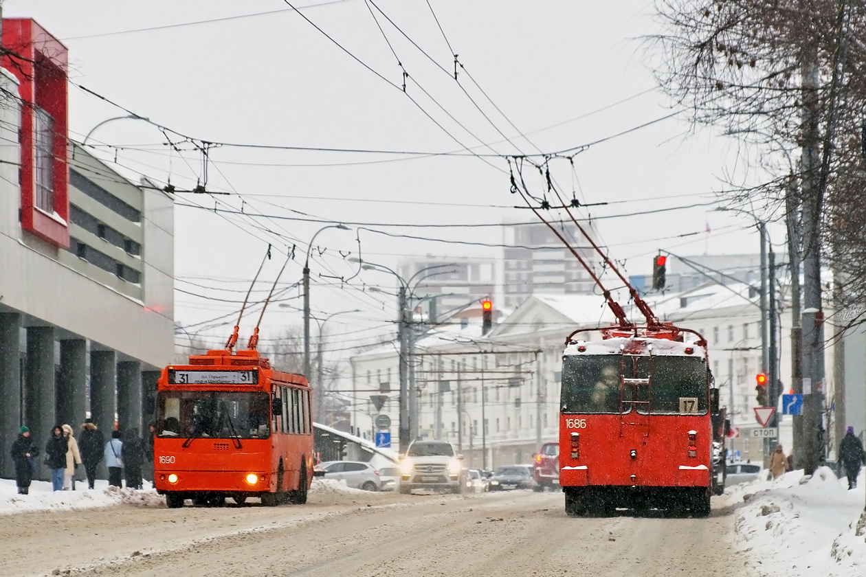 Nizhny Novgorod, ZiU-682G-016.03 № 1690; Nizhny Novgorod, ZiU-682G-016.03 № 1686; Nizhny Novgorod — Trolleybus Lines